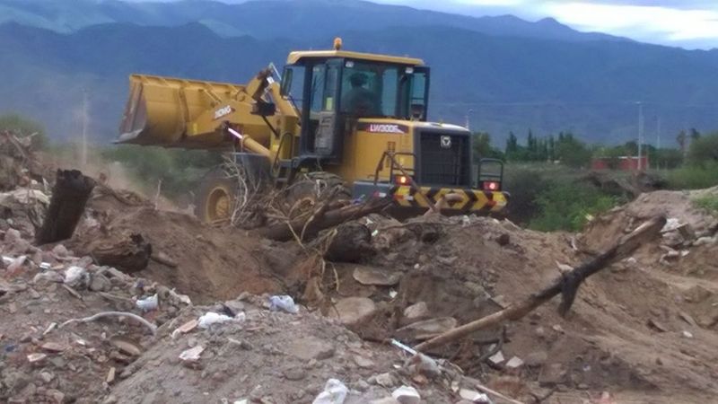 Limpian basural de grandes proporciones cerca del Predio