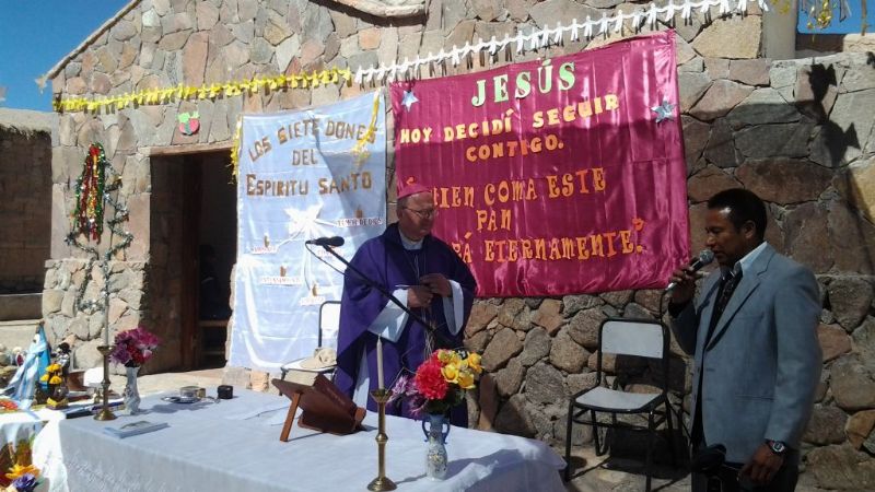 El Obispo confirmó a 22 personas en la localidad puñena de Laguna Blanca