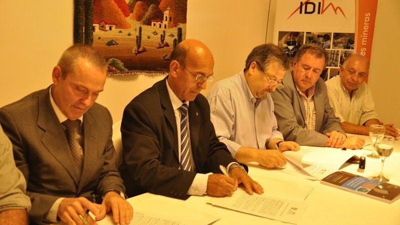 “Las becas para tesistas de grado, es un aporte a la formación de Ingenieros”