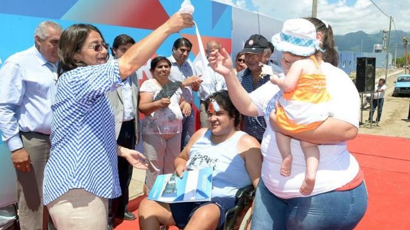 La Gobernadora entregó 93 viviendas