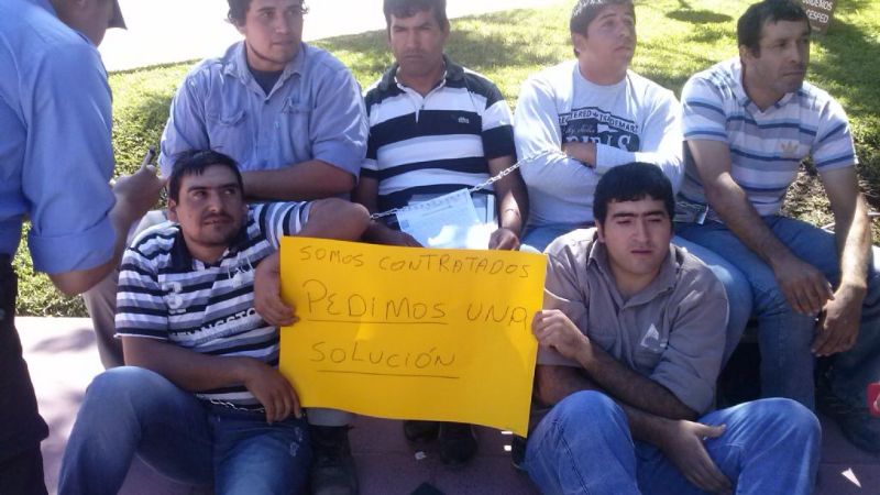 Trabajadores de Ambiente se encadenaron pidiendo estabilidad