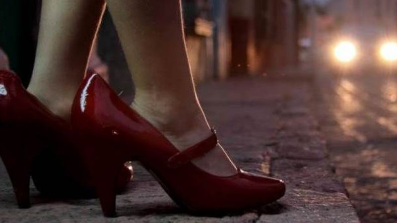 Madre detenida acusada de prostituir a su hija