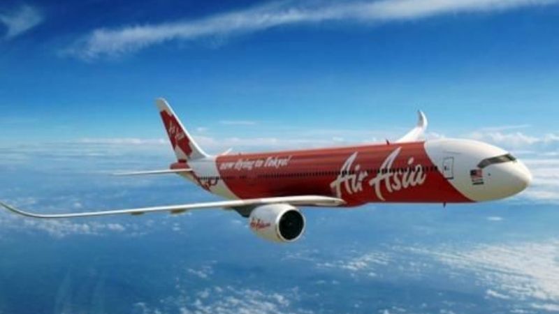 Encontraron los restos del avión de AirAsia que desapareció el domingo