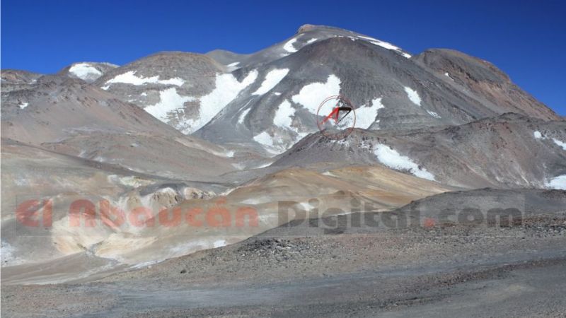 Andinistas españoles varados en el Cerro Ojos del Salado, uno de ellos grave