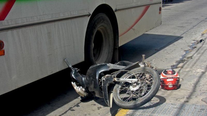 Motociclista lesionada en el centro