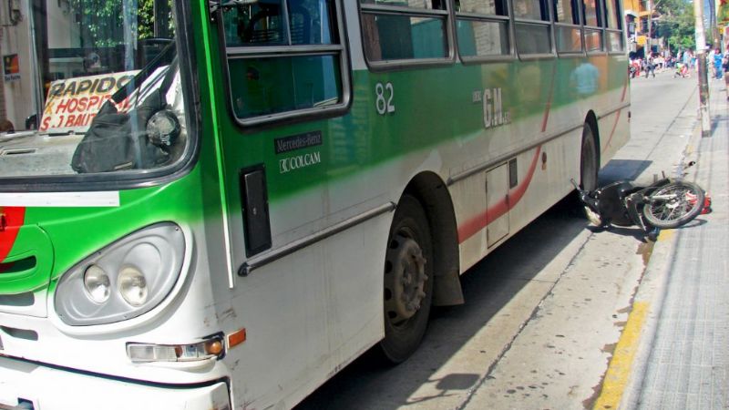 Motociclista lesionada en el centro