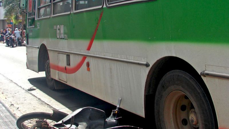 Motociclista lesionada en el centro