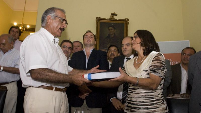 Lucía recibió el informe de la Comisión Consultiva para la reforma de la Constitución