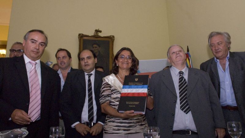 Lucía recibió el informe de la Comisión Consultiva para la reforma de la Constitución