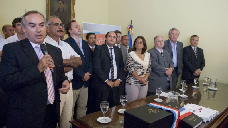 Lucía recibió el informe de la Comisión Consultiva para la reforma de la Constitución