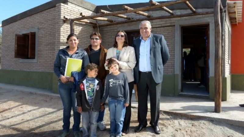 Entregan 20 viviendas y módulos habitacionales a familias de Paclín