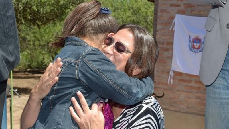 Lucía entregó viviendas a familias de Paclín