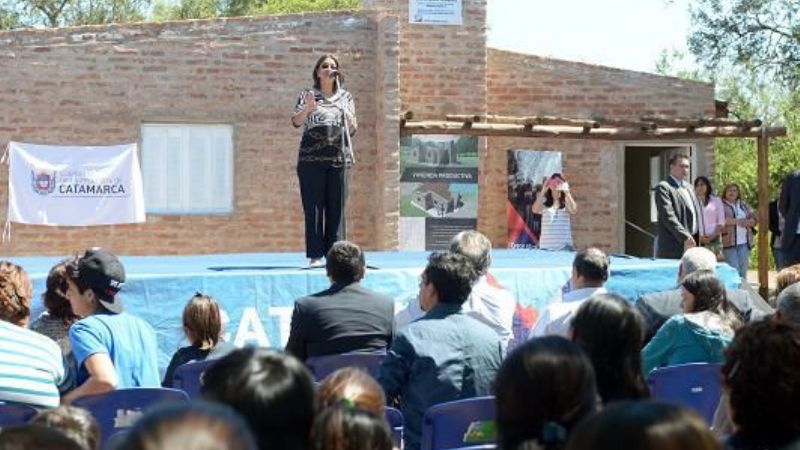 Lucía entregó viviendas a familias de Paclín