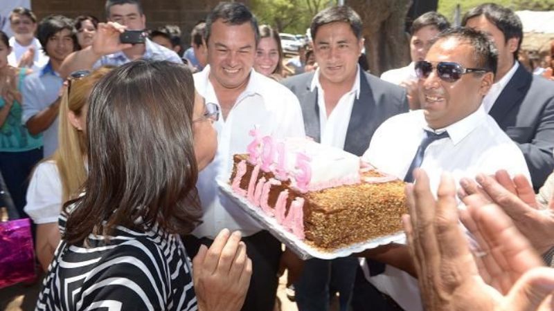 Lucía entregó viviendas a familias de Paclín