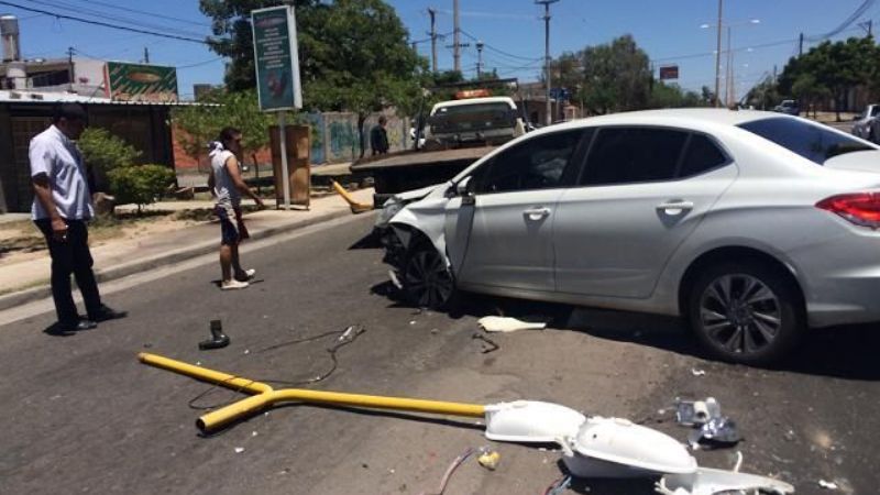 Se desvaneció mientras manejaba y chocó contra un poste de luz
