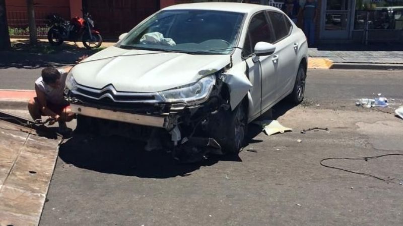 Se desvaneció mientras manejaba y chocó contra un poste de luz