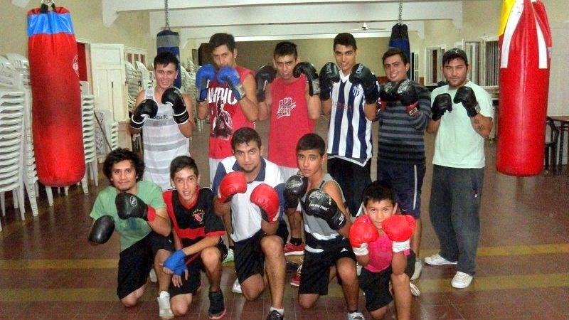 “La Banda del Padrino” le metió “piñas” al “Sagrado”