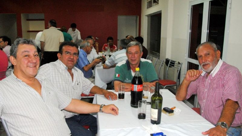 Certificados a miembros del Club “Autos de Época”