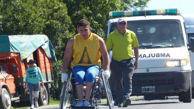 Tucumano llega en silla de ruedas a ver a la Virgen del Valle