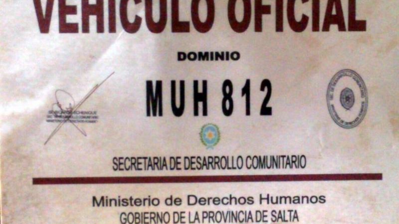 Escándalo en Salta, con prostituta encerrada en un auto oficial