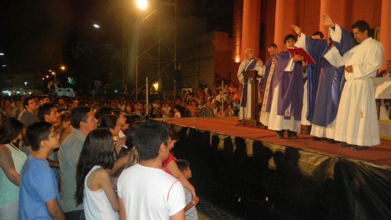 Cientos de matrimonios renovaron sus votos ante la Madre del Valle