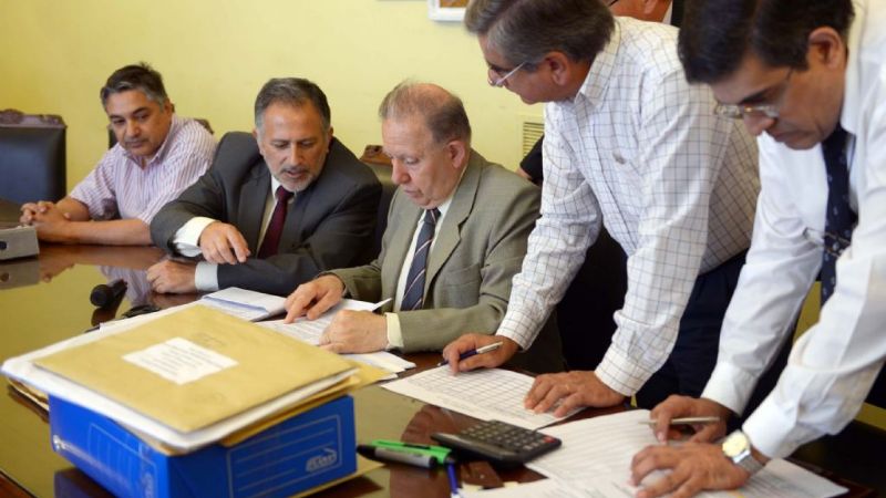 Apertura de sobres para adquirir maquinaria y camiones