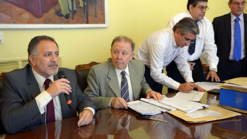 Apertura de sobres para adquirir maquinaria y camiones