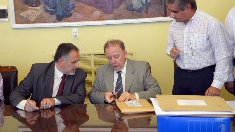 Apertura de sobres para adquirir maquinaria y camiones