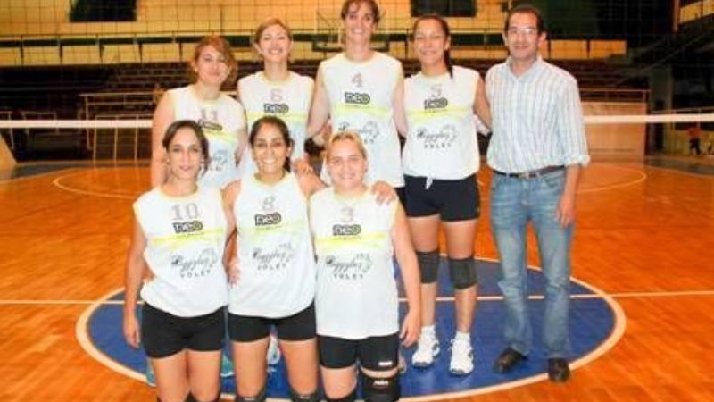 Peggyluz, campeón femenino en la Unión de Veteranos de Vóley