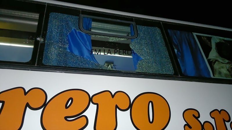 Apedrearon colectivo que iba a Andalgalá