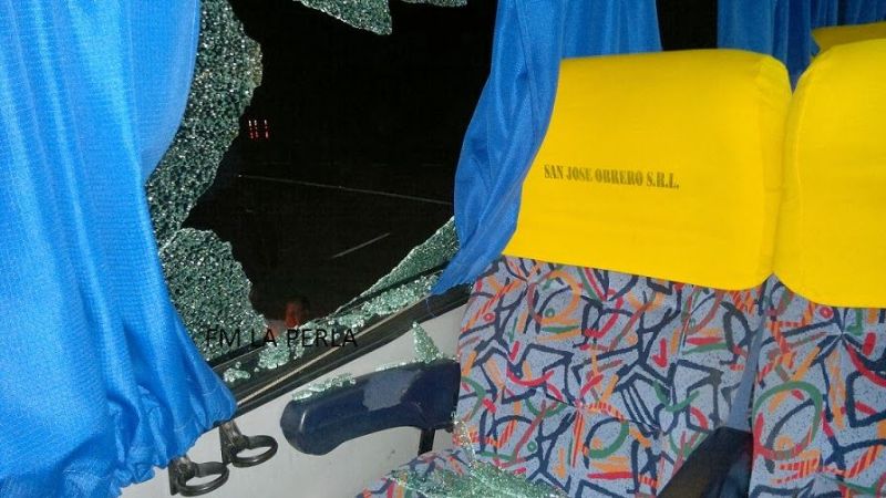 Apedrearon colectivo que iba a Andalgalá