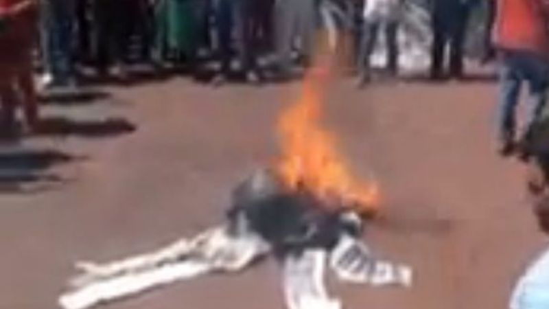 En protesta, docentes queman imagen del ministro Ariza