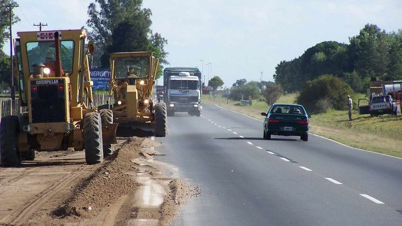 Advierten por presencia de personal y equipos reparando rutas