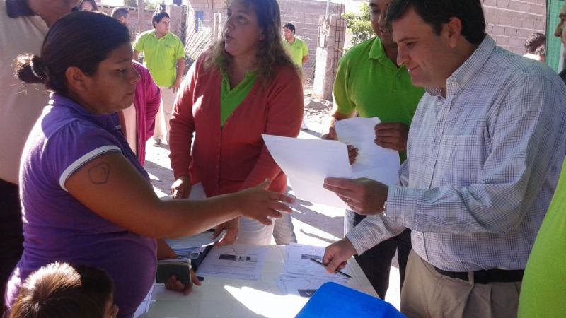 Entregaron vales para materiales de construcción