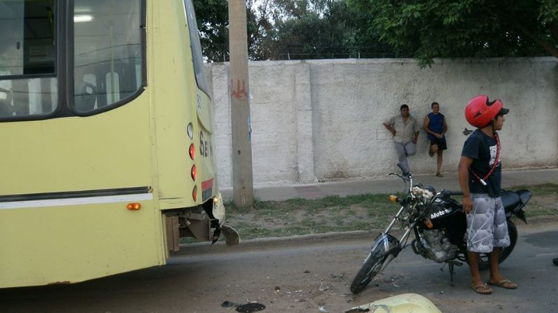 Una moto chocó con un colectivo