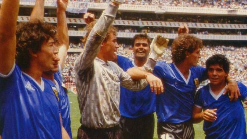 La increíble historia de las camisetas azules ante Inglaterra en el '86