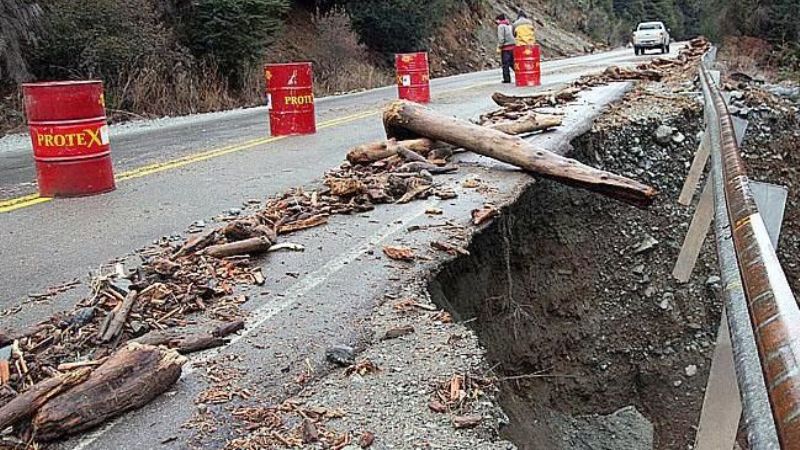 Prevención por presencia de personal y equipos reparando caminos