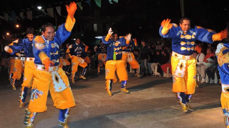 A puro ritmo y batucada se despidió la temporada con los Corsos Municipales