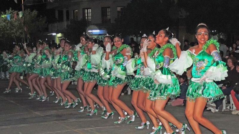 A puro ritmo y batucada se despidió la temporada con los Corsos Municipales