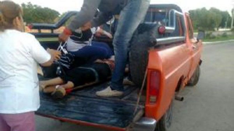 Por falta de una ambulancia, la trasladaron en una camioneta