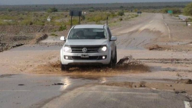 Advierten por calzadas húmedas en todas las rutas