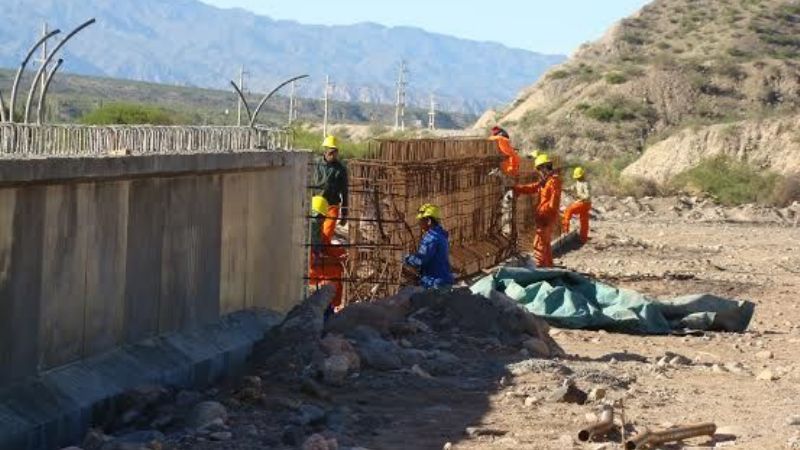 Construyen puente de la Ruta 40 sobre el río Villa Vil