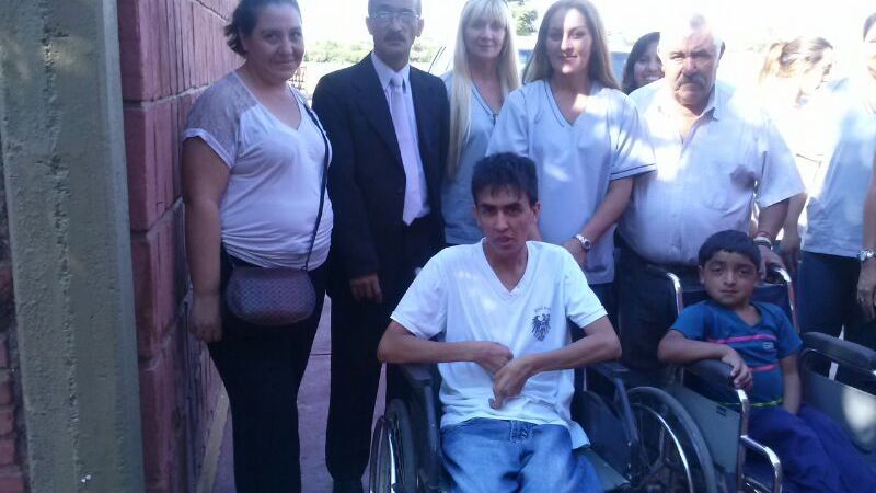 Entregaron sillas de ruedas a una escuela especial