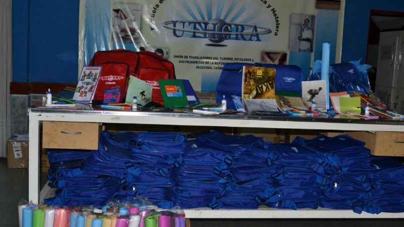 Entrega de kits escolares al inicio ciclo educativo