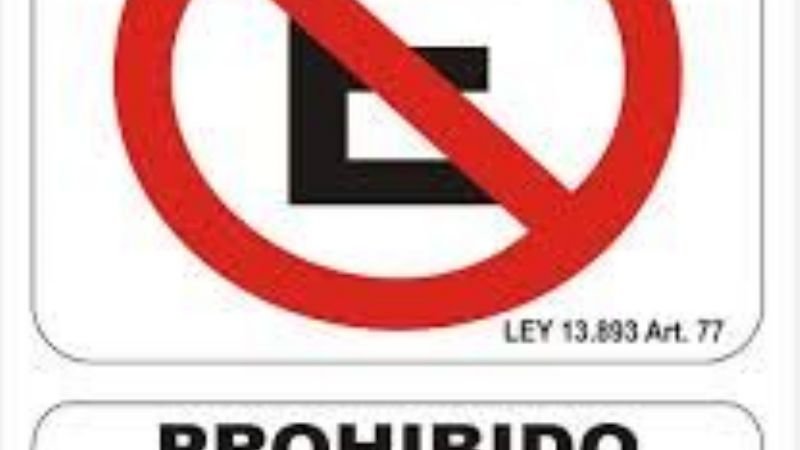 Piden cumplir con prohibición de estacionar sobre avenida