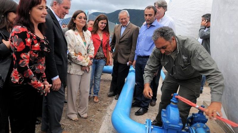 La gobernadora inauguró tres cisternas de agua en FME