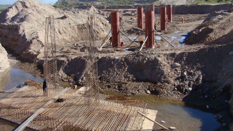 Avanza la construcción del puente sobre el río Villa Vil