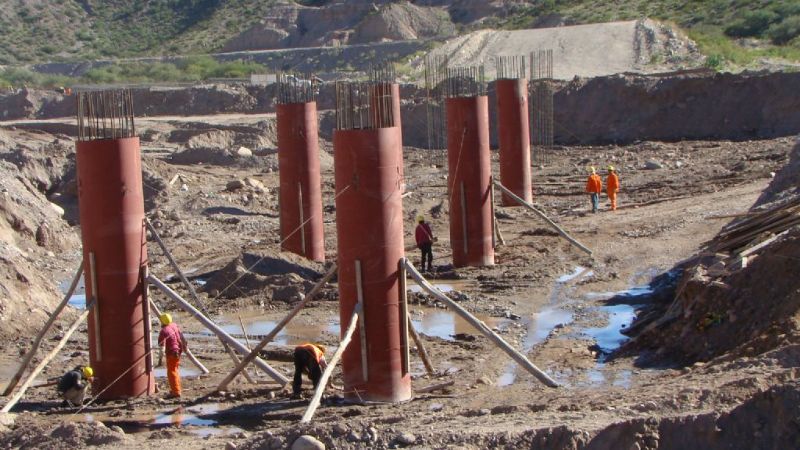Avanza la construcción del puente sobre el río Villa Vil