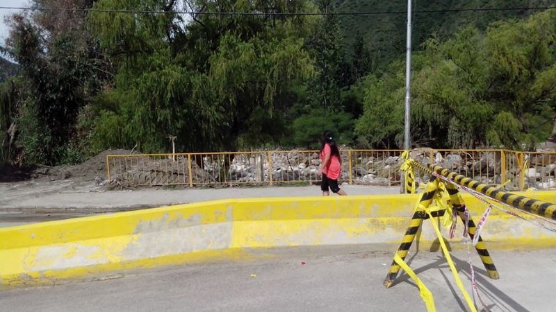 “Imbéciles” cruzaron en auto puente clausurado en El Rodeo