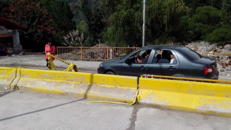 “Imbéciles” cruzaron en auto puente clausurado en El Rodeo